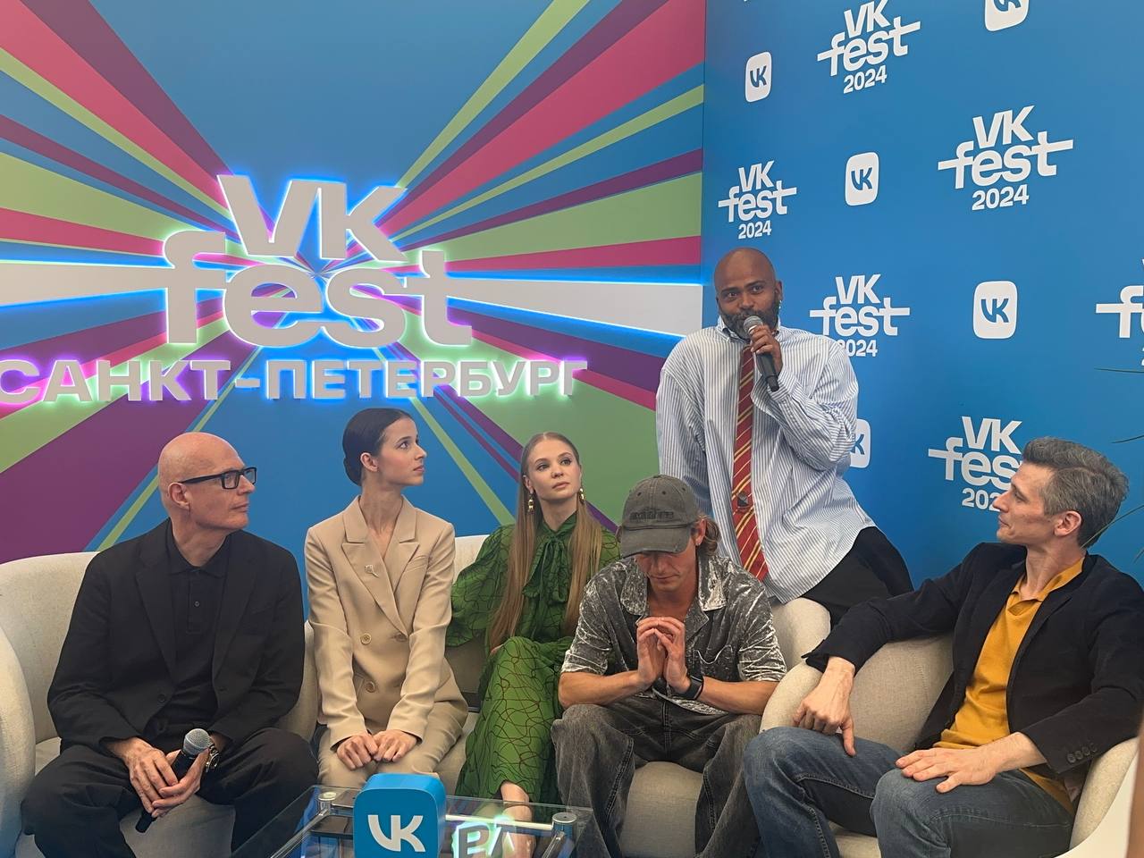 Билану понравилось в метро, Масленников испугался зимы в Петербурге, а Найк Борзов радуется звездам