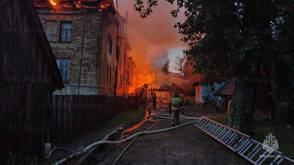 Трех человек спасли из горящего дома под Ульяновском
