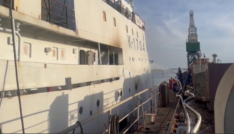 Прокуратура показала кадры тушения судна «Атлантида» под Калининградом