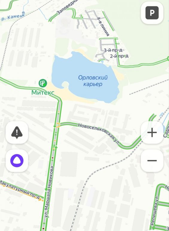 Дети на Орловском карьере прыгают в воду с трамплина из кривых досок