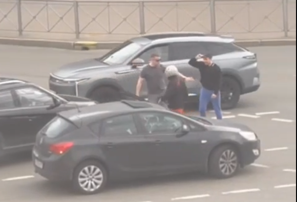 Скутерист и водитель подрались на Уральской улице