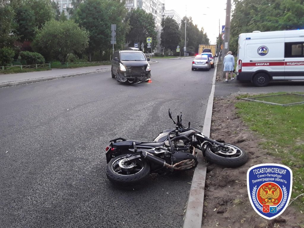 В Петербурге мотоциклист при обгоне врезался в Hyundai
