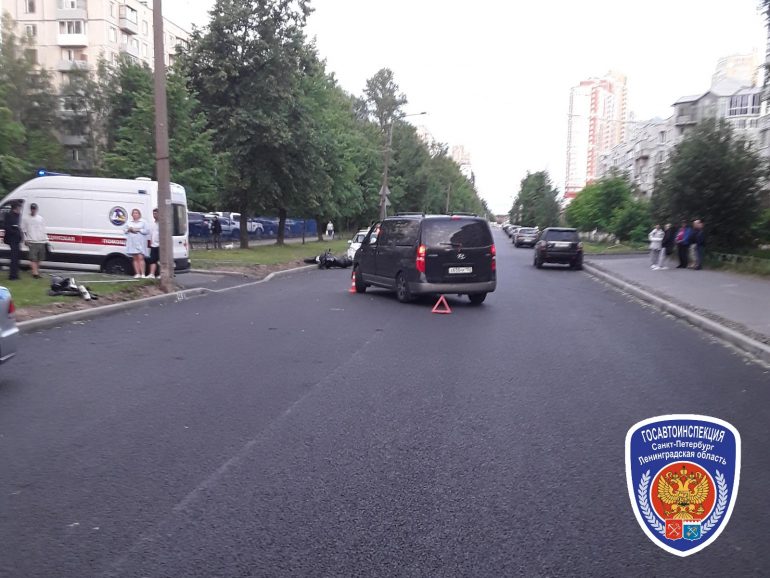В Петербурге мотоциклист при обгоне врезался в Hyundai