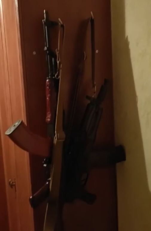 В квартире на Каменноостровском после стрельбы нашли оружие и фашистскую символику