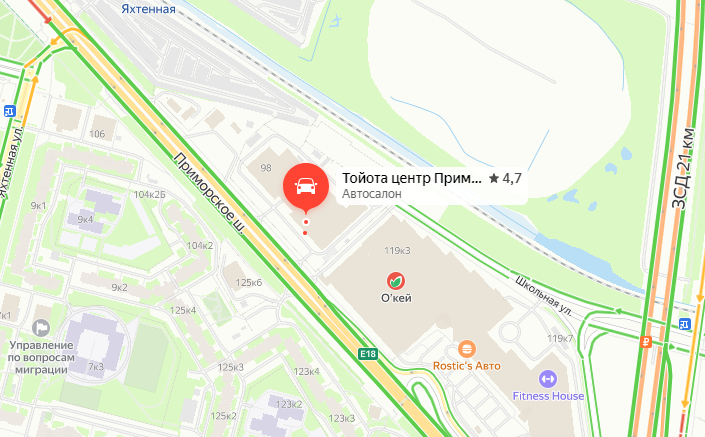 На Приморском шоссе автобус врезался столб и въехал в автосалон