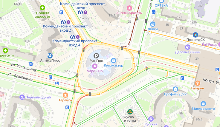 Тротуарная плитка высыпалась из грузовика на Комендантской площади