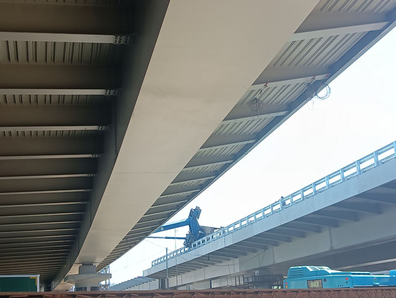 Автокран упал на строящуюся Московско-Дунайскую развязку