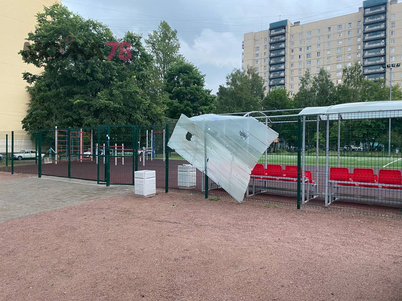 На Хошимина ветер сорвал крышу трибун на стадионе