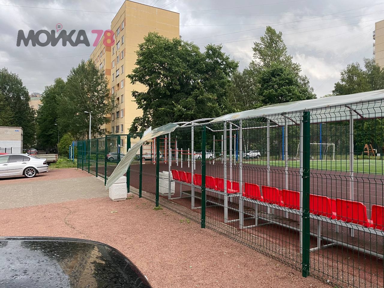 На Хошимина ветер сорвал крышу трибун на стадионе