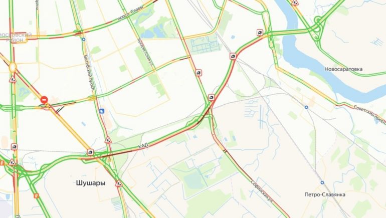 На КАД перед вантовым мостом две фуры создали пробку