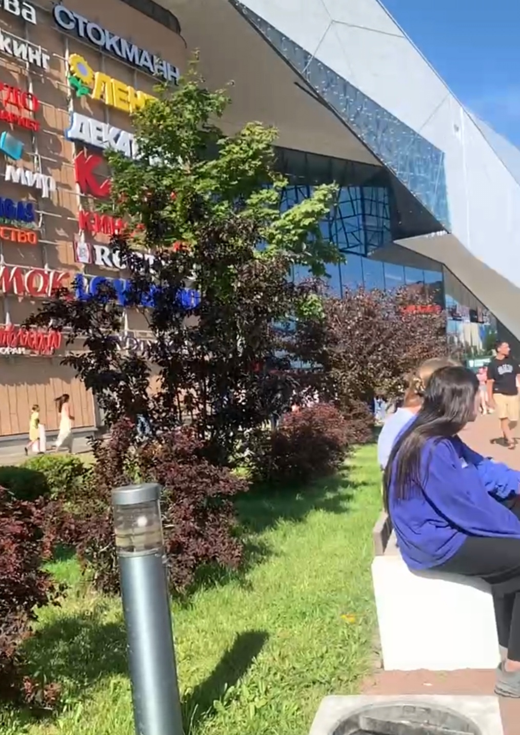 Причиной эвакуации из ТЦ Охта Молл стала возгорание машины