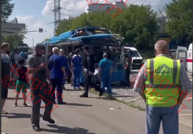 Баллон взорвался на крыше автобуса в Москве