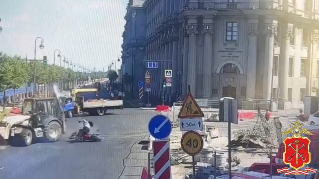 Байкер на Honda влетел в трактор на набережной Макарова 