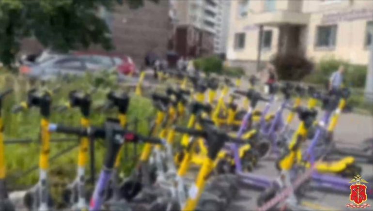 Полиция показала, как с улиц Петербурга за день изъяли 2 тысячи единиц кикшеринга