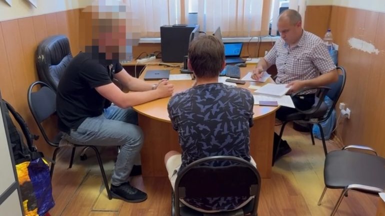 Посыльный мошенников с NFC-считывателем снял со счетов петербуржцев 1,5 млн