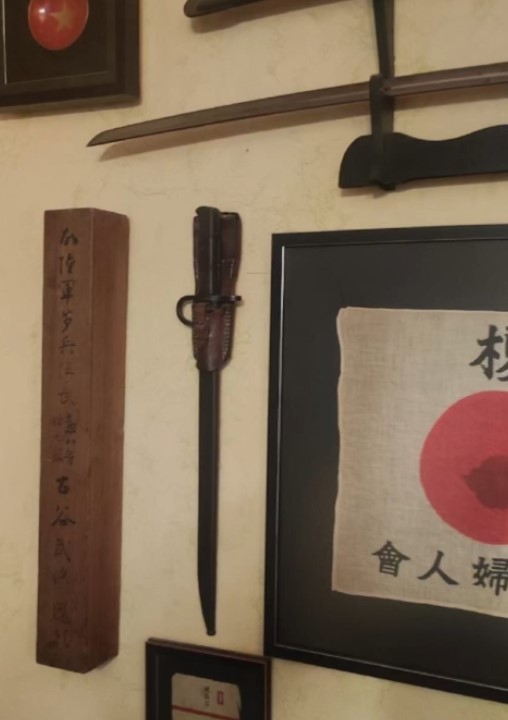 В квартире на Каменноостровском после стрельбы нашли оружие и фашистскую символику