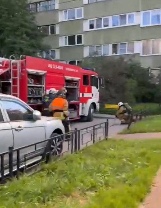 Густой дым тянется к небу на Просвещения