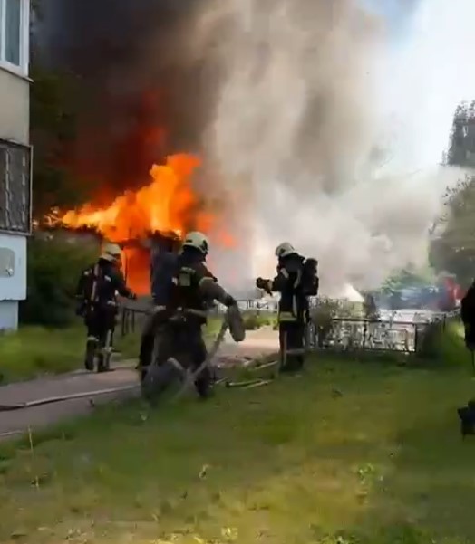 Густой дым тянется к небу на Просвещения