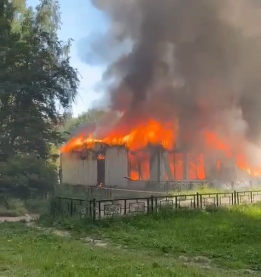 Густой дым тянется к небу на Просвещения