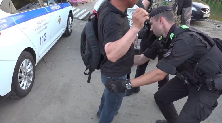 Полиция Петербурга нашла на стройках, рынках и за рулем такси 7,5 тысяч мигрантов