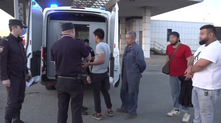 Полиция Петербурга нашла на стройках, рынках и за рулем такси 7,5 тысяч мигрантов