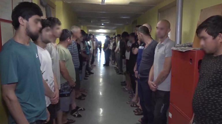 Полиция Петербурга нашла на стройках, рынках и за рулем такси 7,5 тысяч мигрантов