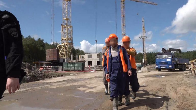 Полиция Петербурга нашла на стройках, рынках и за рулем такси 7,5 тысяч мигрантов