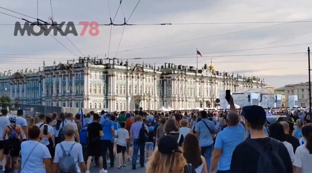 Толпу петербуржцев на Дворцовой встречают рамки металлодетекторов 