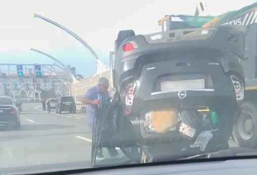 Перевернувшийся "Опель" собрал 5-километровую пробку на ЗСД