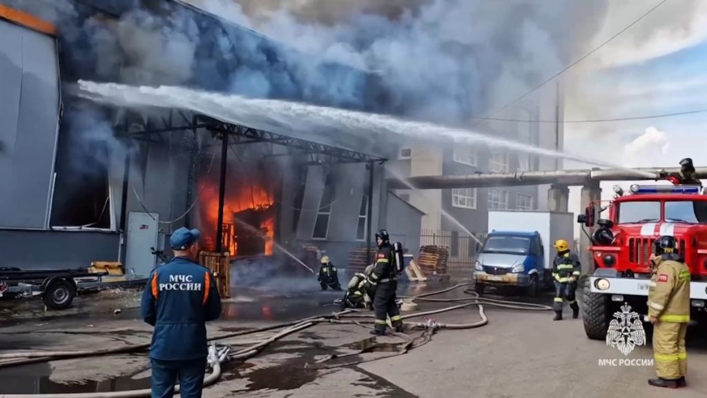 В Ярославле полыхает склад с лаком, станками и бумагой