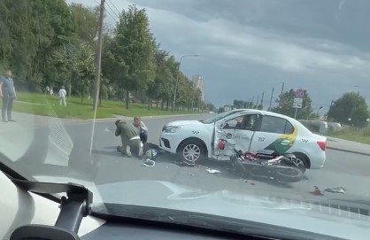 Таксист не уступил мотоциклу на Караваевской, байкер в реанимации