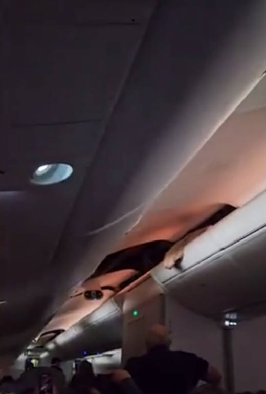 В самолете Air Europe из Испании в Уругвай из-за турбулентности пострадали 30 пассажиров