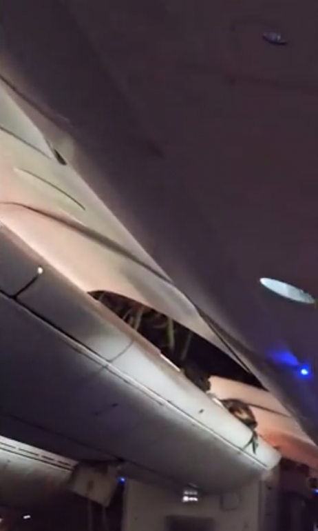 В самолете Air Europe из Испании в Уругвай из-за турбулентности пострадали 30 пассажиров