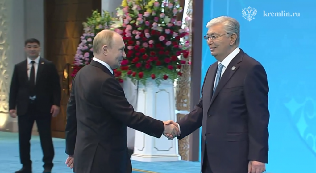 Путин приехал во Дворец Независимости в Астане для участия в саммите ШОС