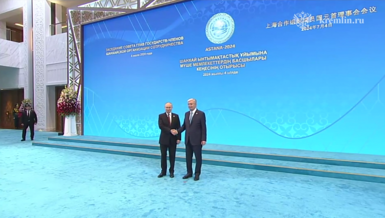 Путин приехал во Дворец Независимости в Астане для участия в саммите ШОС