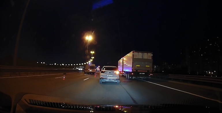 Geely и BMW насмерть переехали пешехода на КАД