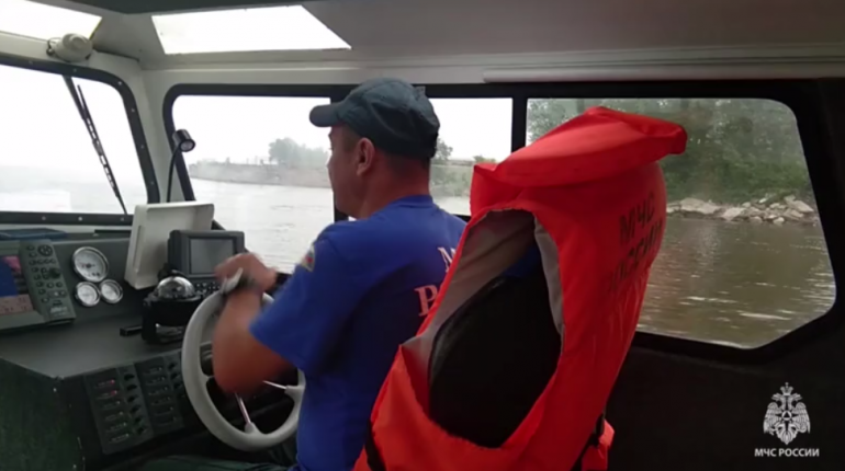 Катер с людьми затонул в реке Амур, пропали трое