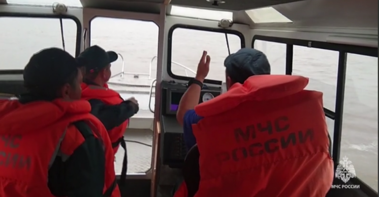 Катер с людьми затонул в реке Амур, пропали трое