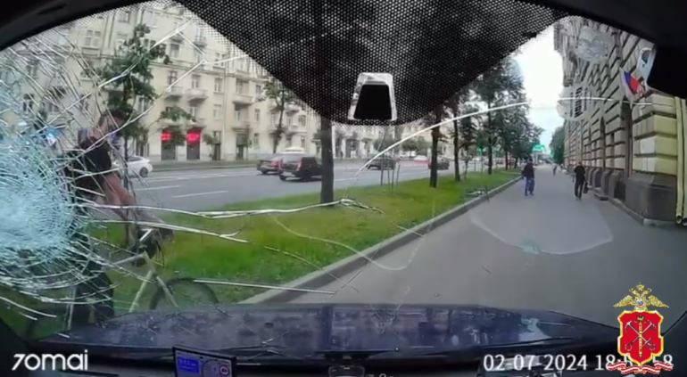 Полиция показала начало конфликта водителя Fiat на Стачек с велосипедистами