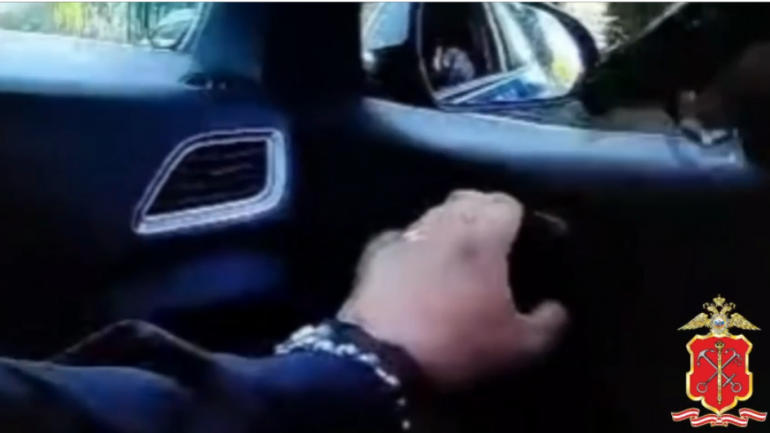 В Колпино полиция со стрельбой задерживала пьяного водителя на Skoda