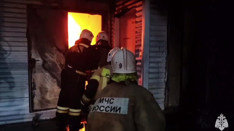 В Нижнем Новгороде пожар в мебельном цехе тушит 80 спасателей