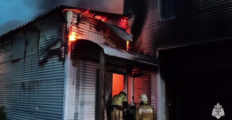 В Нижнем Новгороде пожар в мебельном цехе тушит 80 спасателей