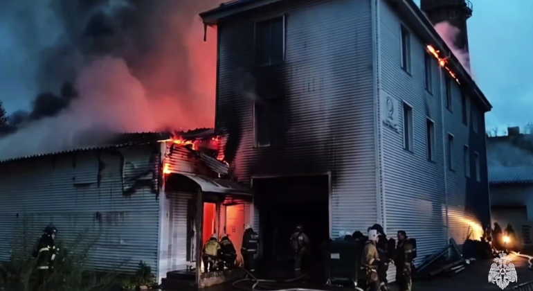 В Нижнем Новгороде пожар в мебельном цехе тушит 80 спасателей