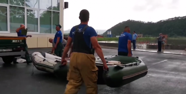 МЧС эвакуирует 350 детей из лагеря в Приморье из-за паводка