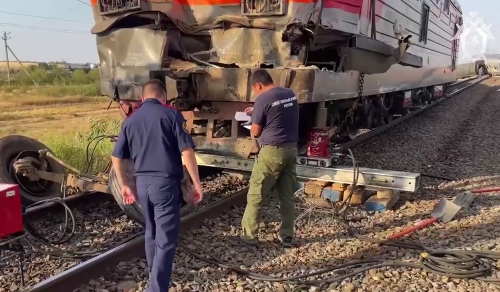 СК показал, что стало с локомотивом, и остатки КамАЗа после крушения поезда в Адлер