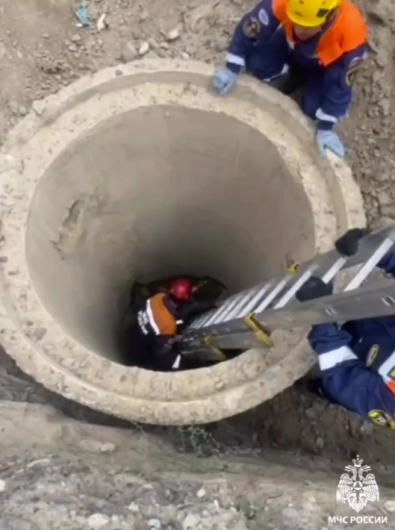 Спасатели МЧС вытащили мужчину из 5-метровой ямы в Туве