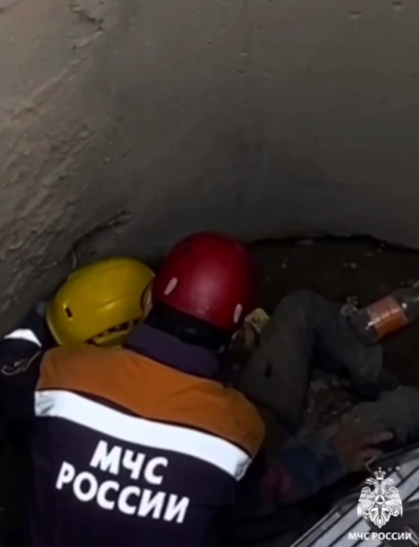 Спасатели МЧС вытащили мужчину из 5-метровой ямы в Туве