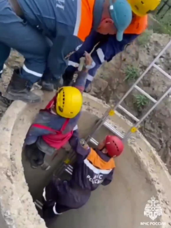 Спасатели МЧС вытащили мужчину из 5-метровой ямы в Туве