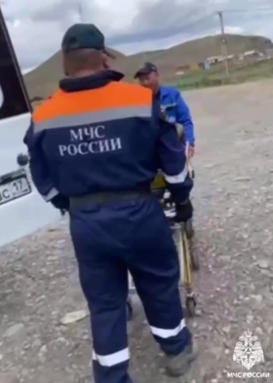 Спасатели МЧС вытащили мужчину из 5-метровой ямы в Туве