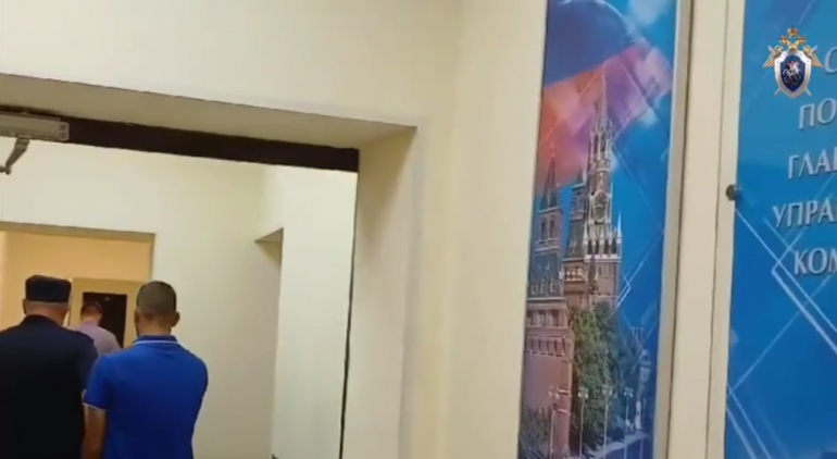 Задержанный за попытку задушить сына в общих чертах знает, за что его доставили в СК